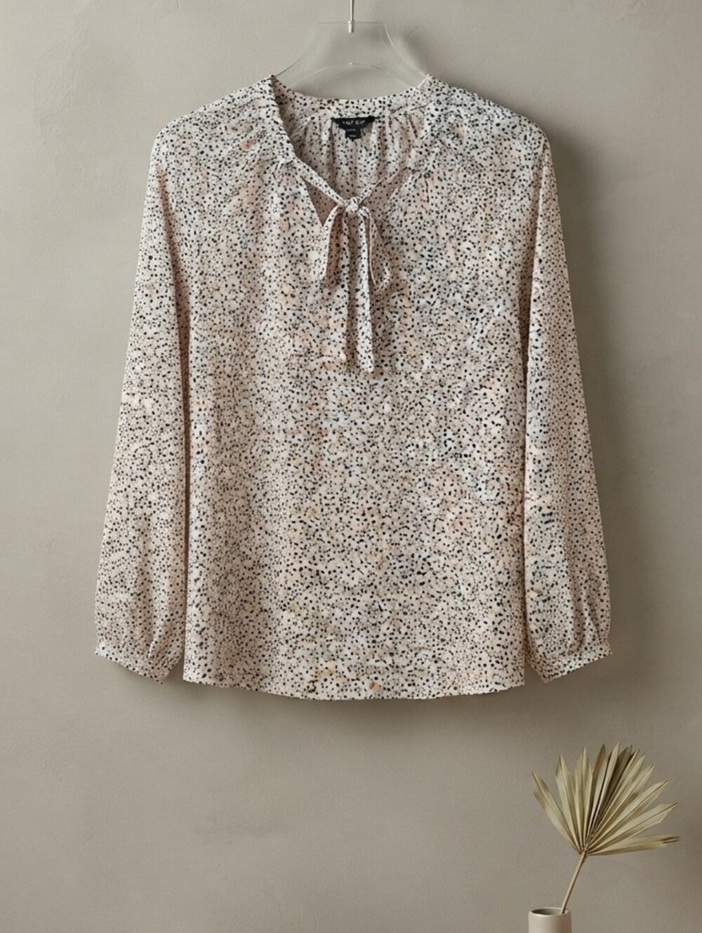 RW&CO. Speckled Tie-Neck Blouse in White and Beige